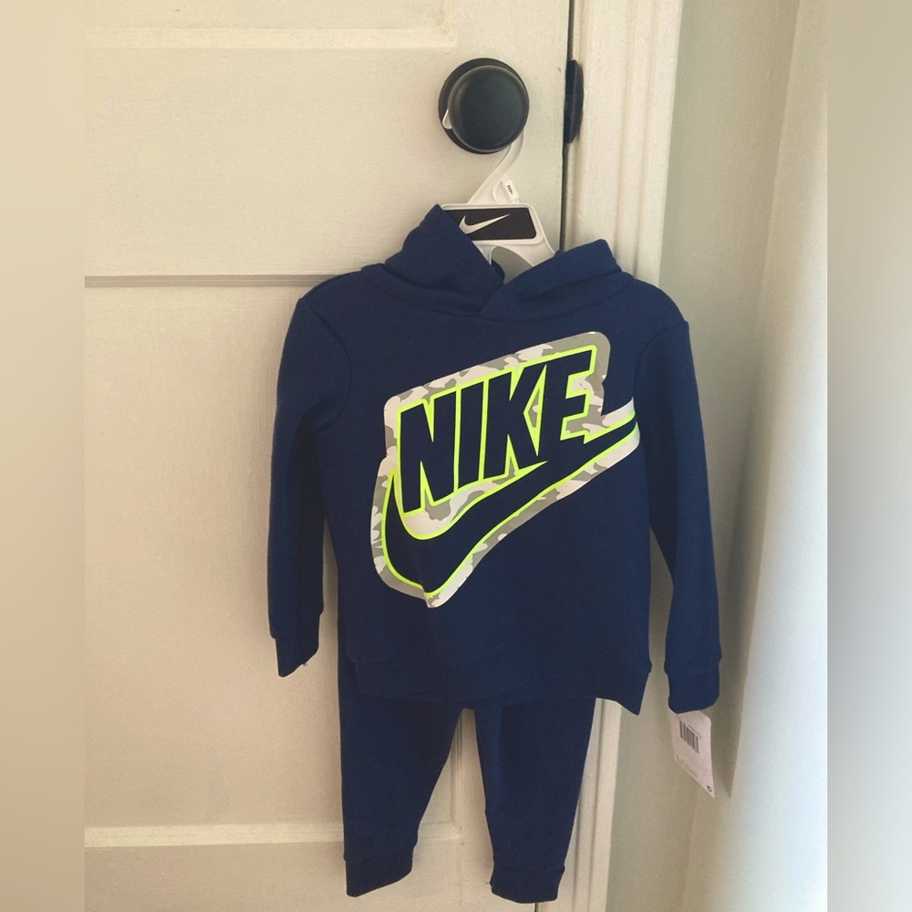 NWT Nike Boys 2 piece set